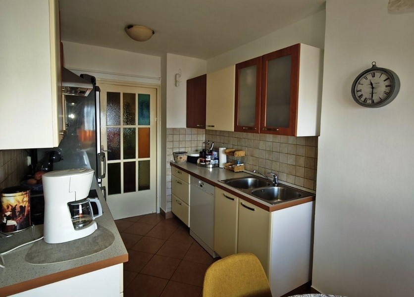 Kitchen with fitted kitchen and double sink