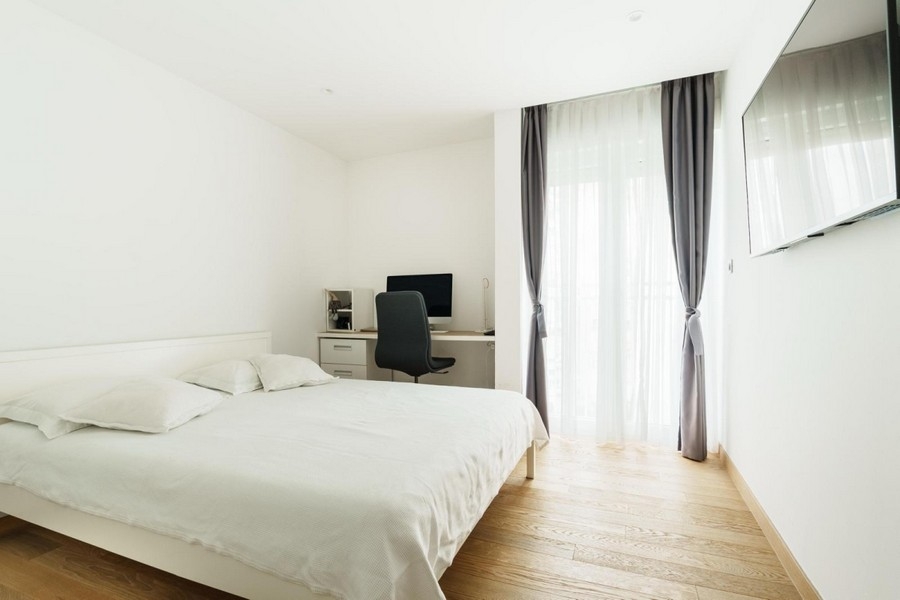 Bedroom with balcony access apartment Split