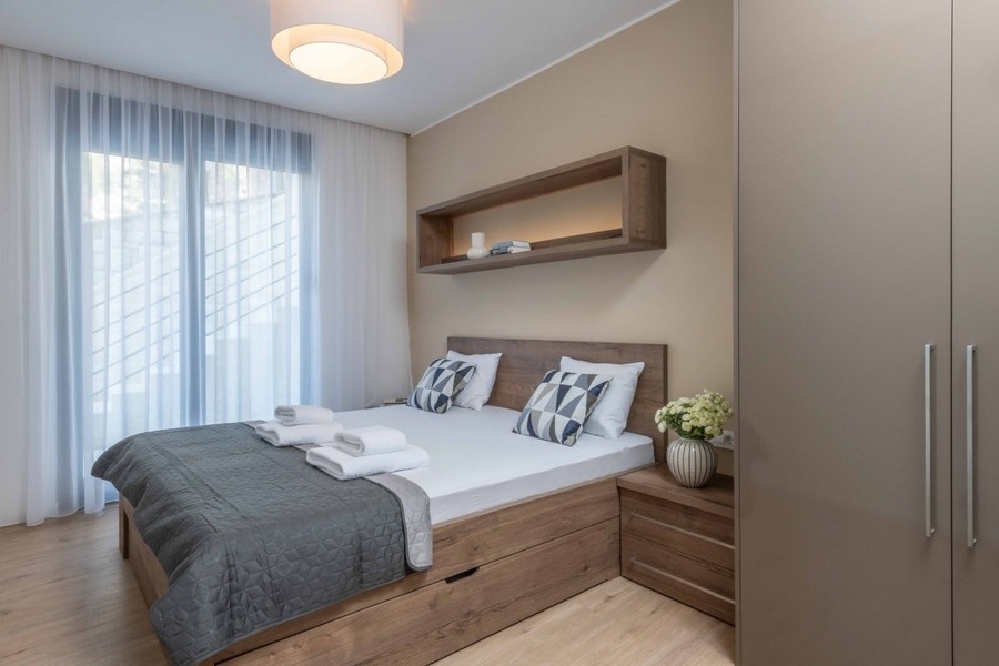 Bedroom with access to the terrace.