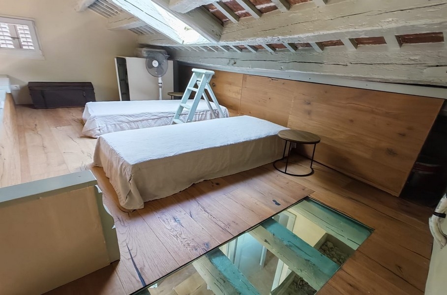 Two single beds on the gallery.