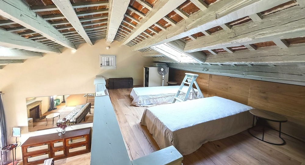 Gallery with comfortable sleeping area.