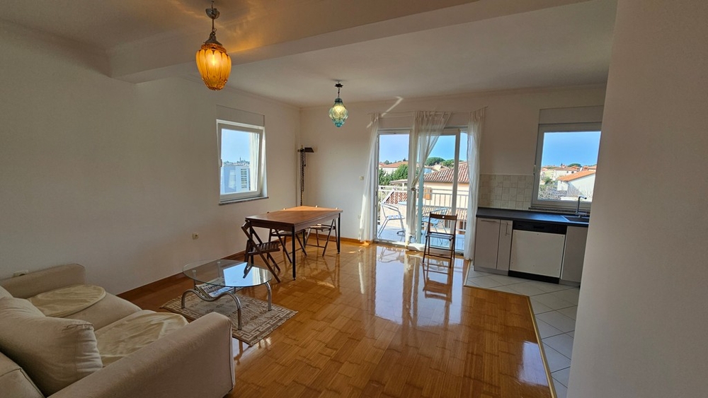 Bright apartment with beautiful parquet floors and balcony.