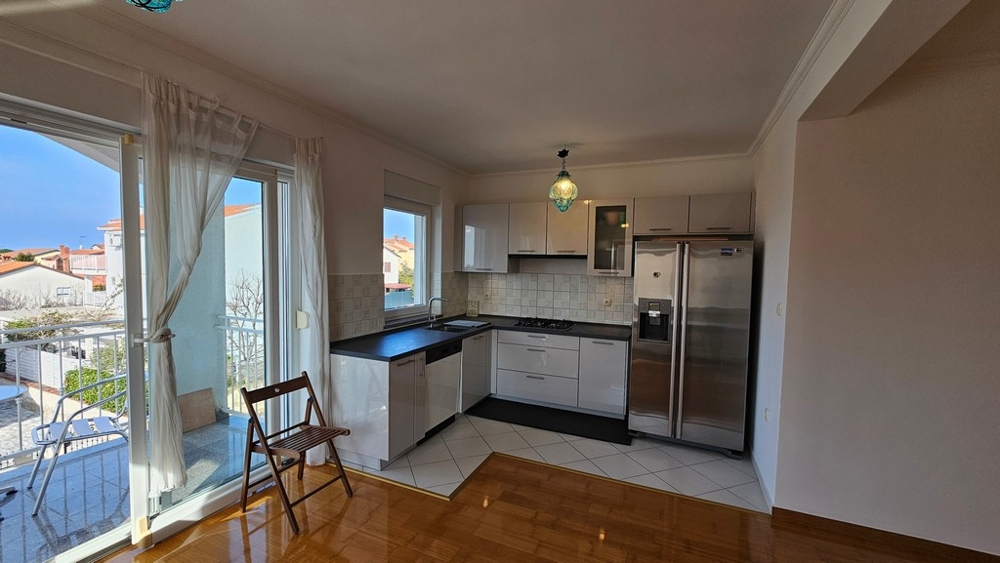 Living room with open kitchen and balcony in Novigrad