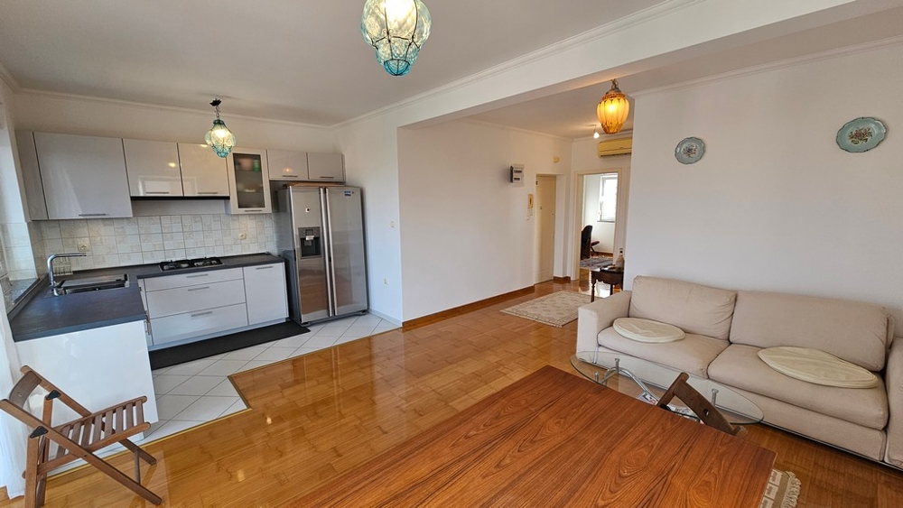 Living area with kitchen and sofa in apartment in Novigrad