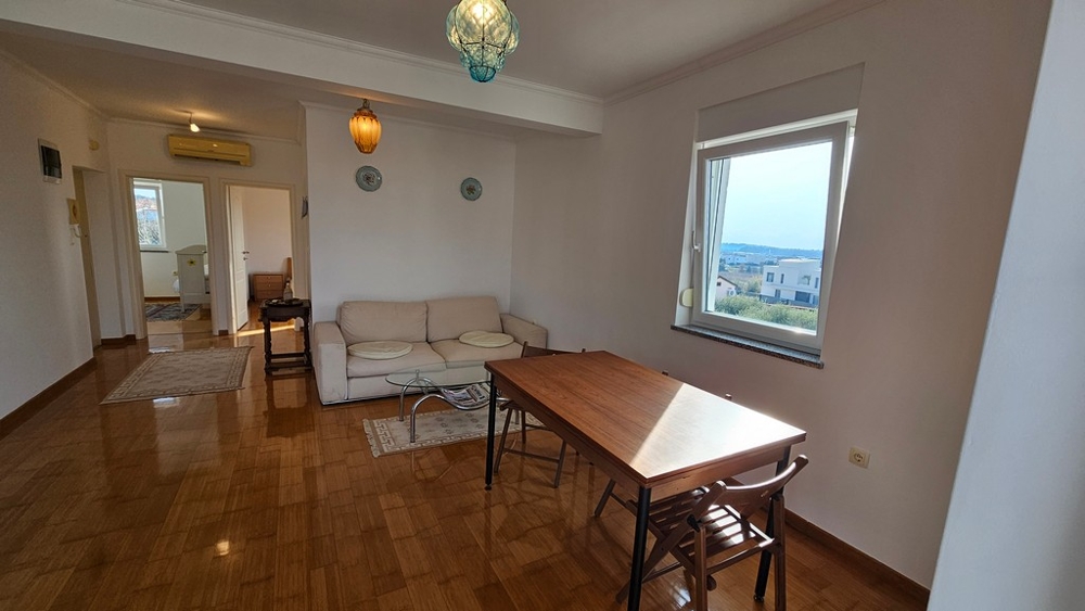 Living room with dining table and sea view in Novigrad