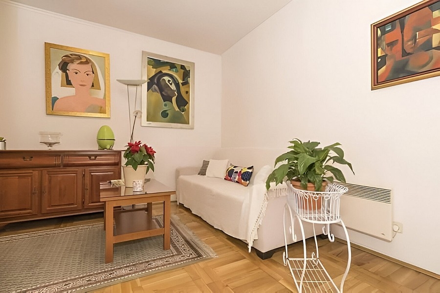 Mediterranean living area of ​​property A3895 near Omis in Dalmatia.