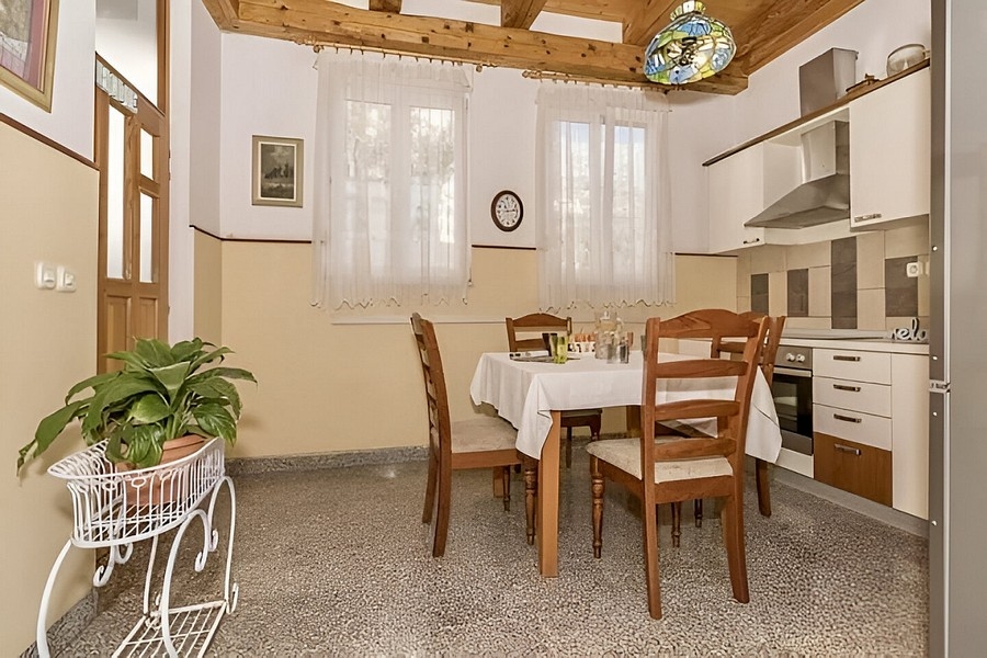 Kitchen and dining area of ​​the property at Omis.