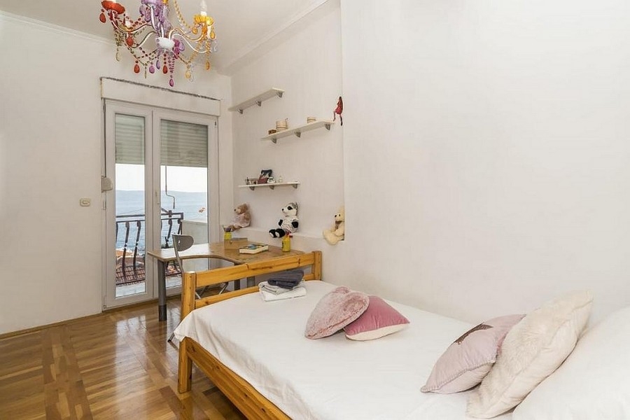 Children's room with bed and sea view balcony access