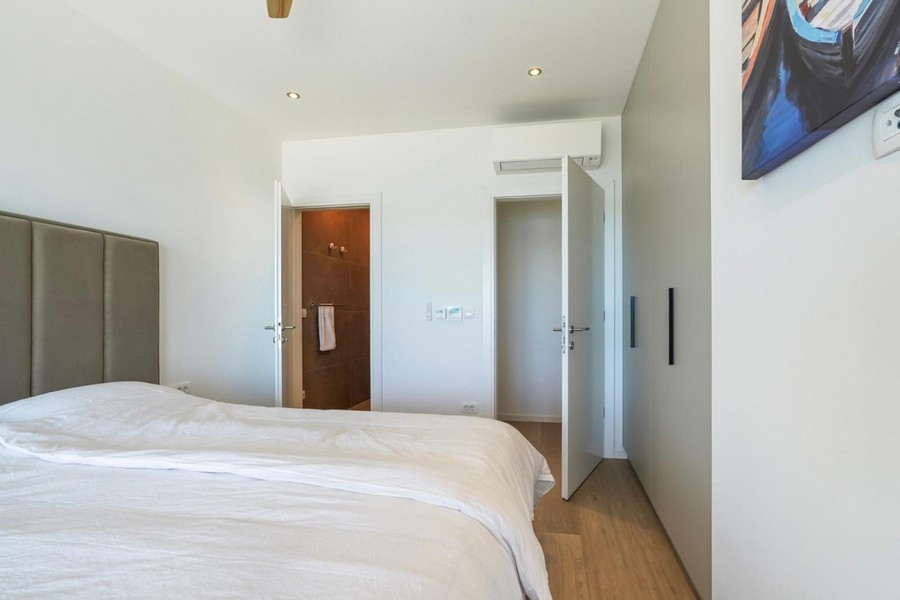 Bedroom with bathroom en suite and air conditioning