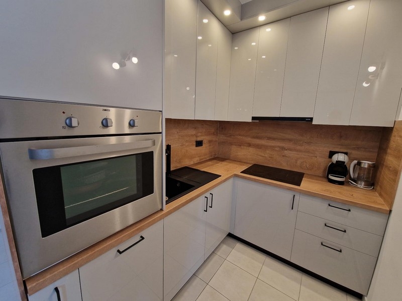 Kitchen with built-in oven and high-gloss fronts