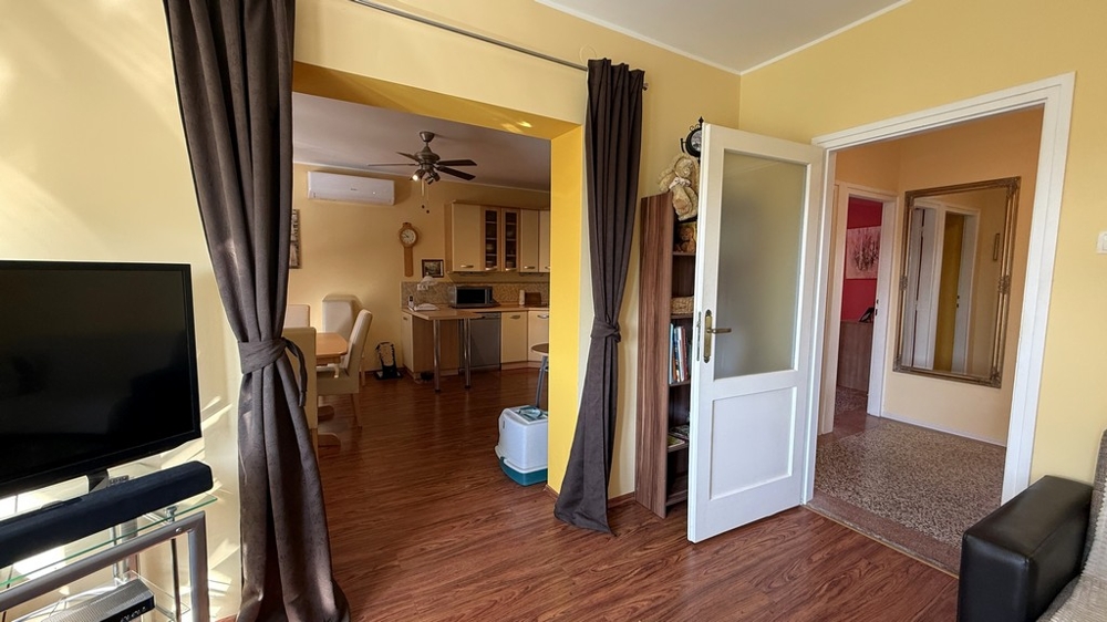 Hallway with access to the living rooms