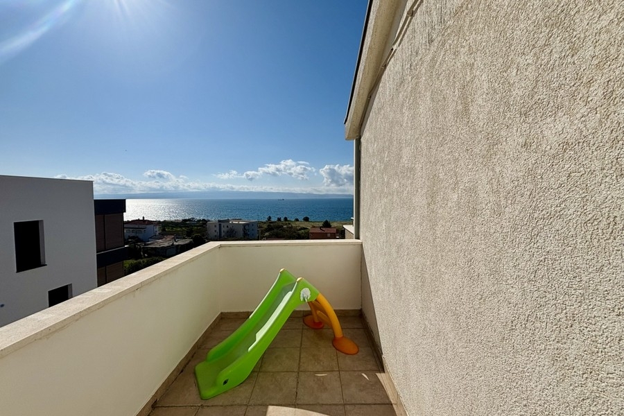 Balcony with uninterrupted sea views and sunshine