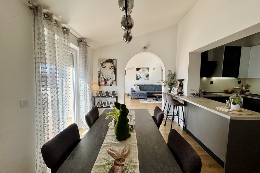 Open dining area with access to the kitchen and lots of natural light