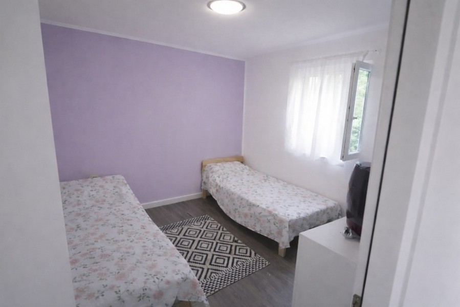 Bedroom with two single beds