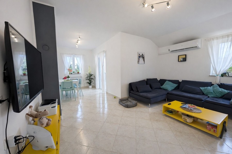 Bright living room with access to the dining area