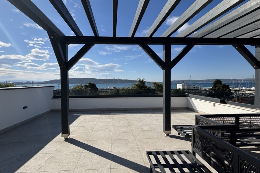 Large roof terrace with pergola and sea views