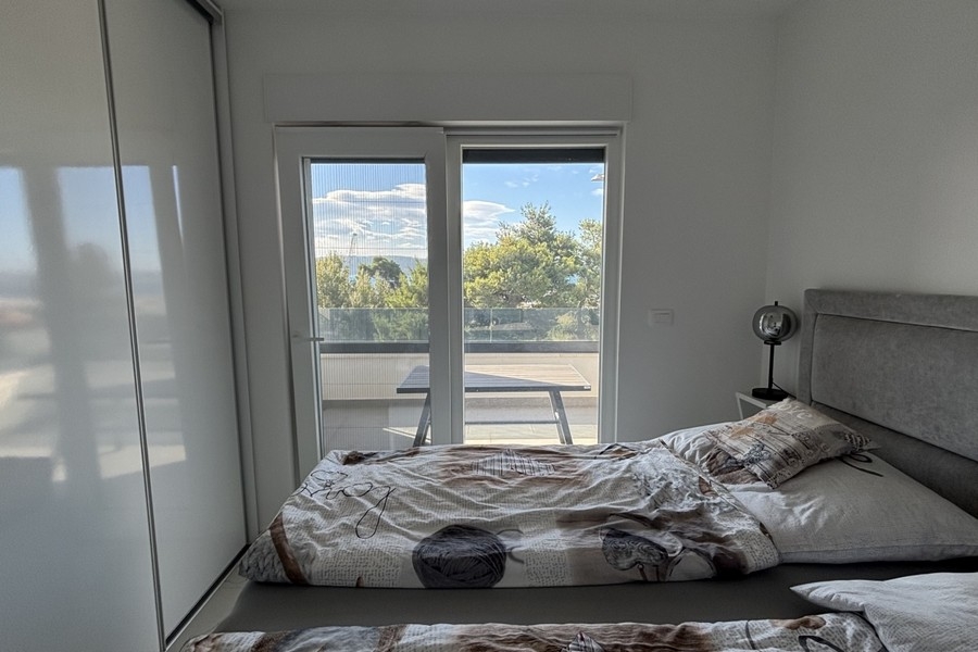 Bedroom with access to the balcony and sea views