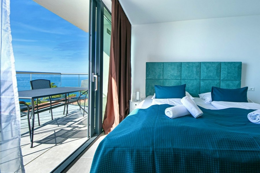Bedroom with sea view.