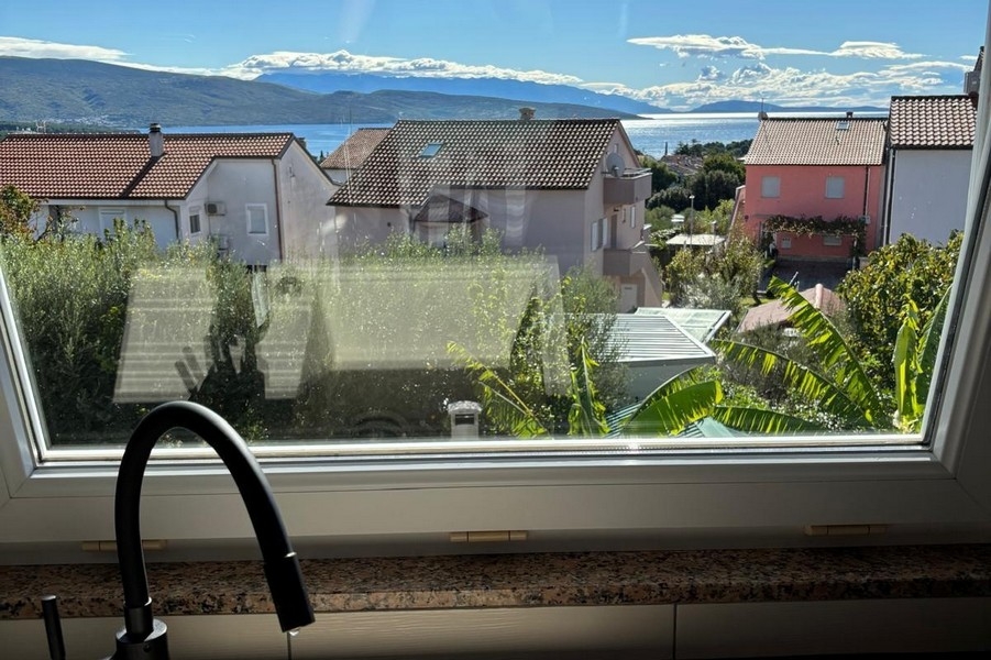 Bedroom with double bed and access to the balcony
