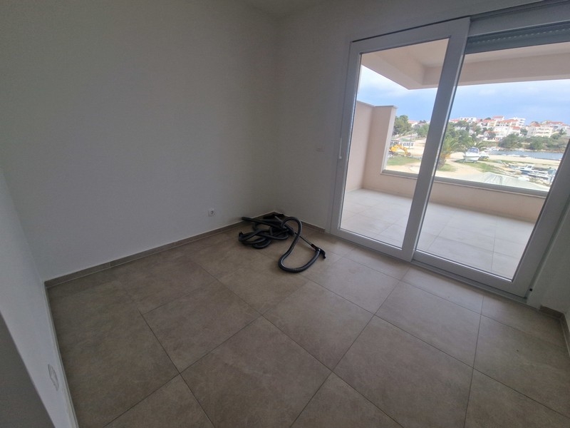 Bedroom with access to the balcony and sea views
