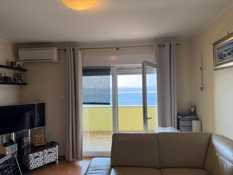 Living room with access to the balcony and sea views
