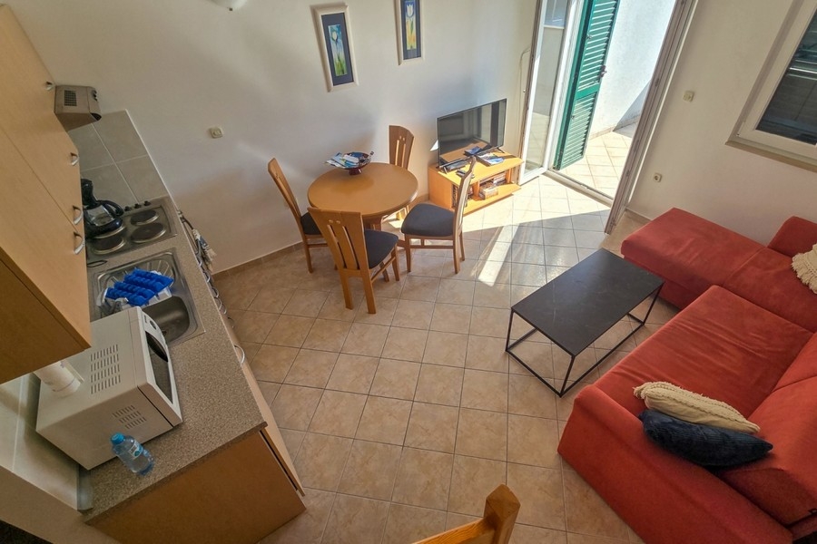 Bright living area with open kitchen and access to the balcony