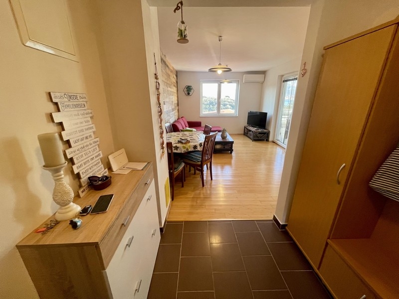 Entrance area with hallway and view into the living area