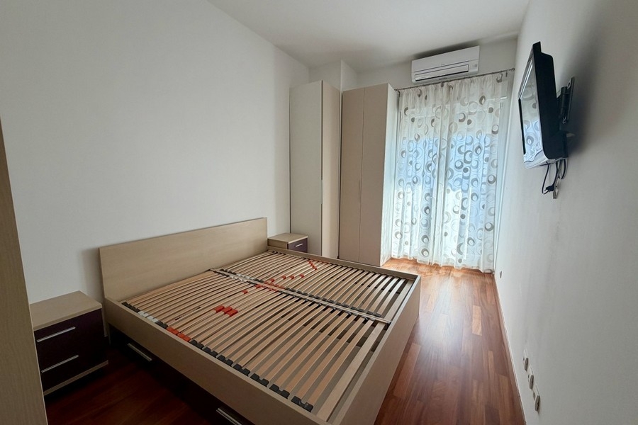Bedroom with built-in wardrobe, parquet floors and access to the balcony