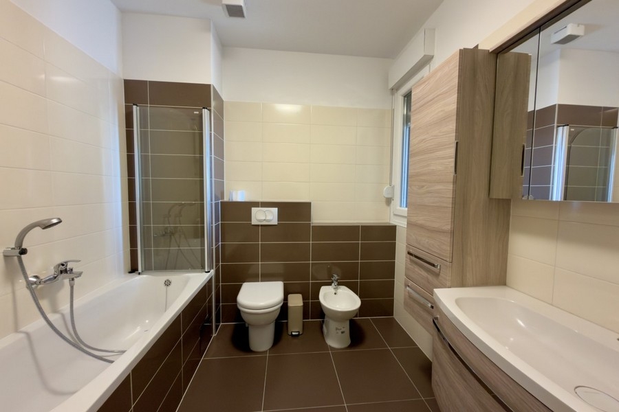 Bathroom with bathtub, shower, toilet and bidet