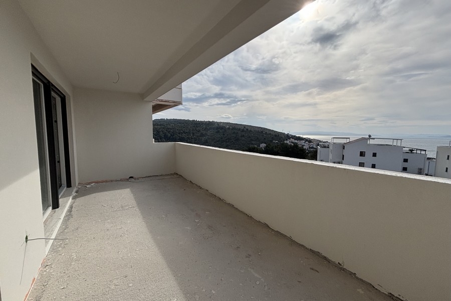 Covered terrace with views of the surrounding area and the sea