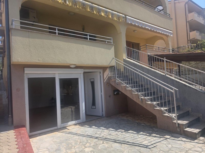 Living room with access to the loggia and sea views