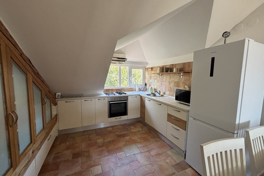 Kitchen and window with a view of the greenery.