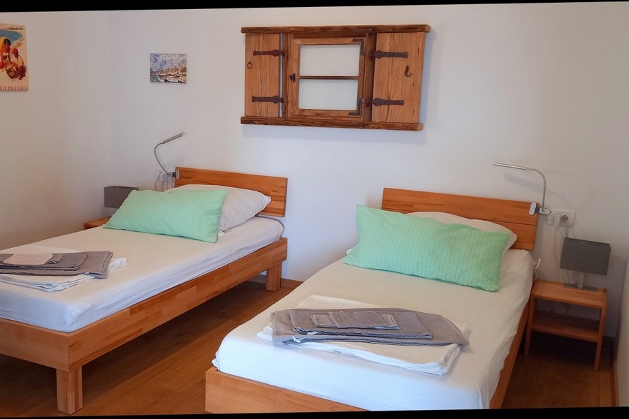 Bedroom with two single beds and a friendly atmosphere