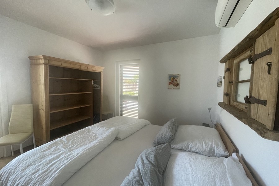 Bedroom with double bed, air conditioning and windows with natural light