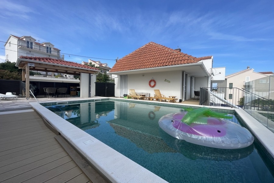 Swimming pool of apartment A3926 in Croatia - Panorama Scouting.