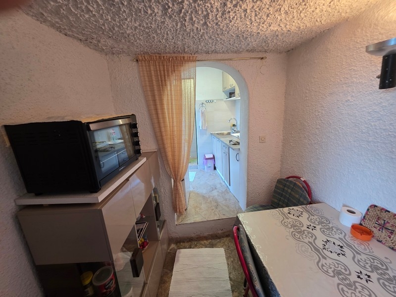 Compact living area with passage to the kitchen