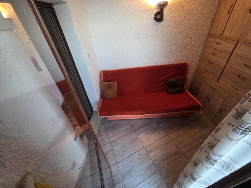 Living room with sofa and storage space in the entrance area