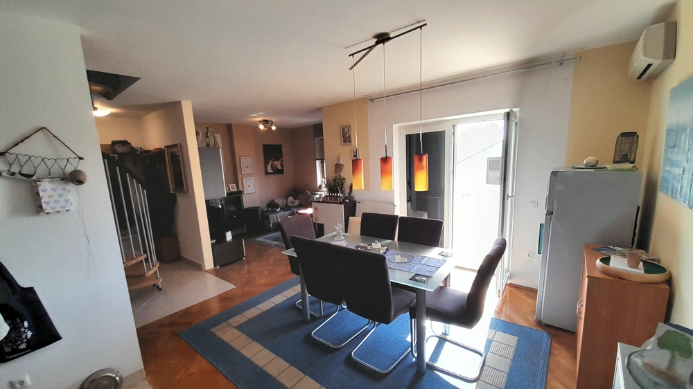 Living area with dining area and access to the terrace