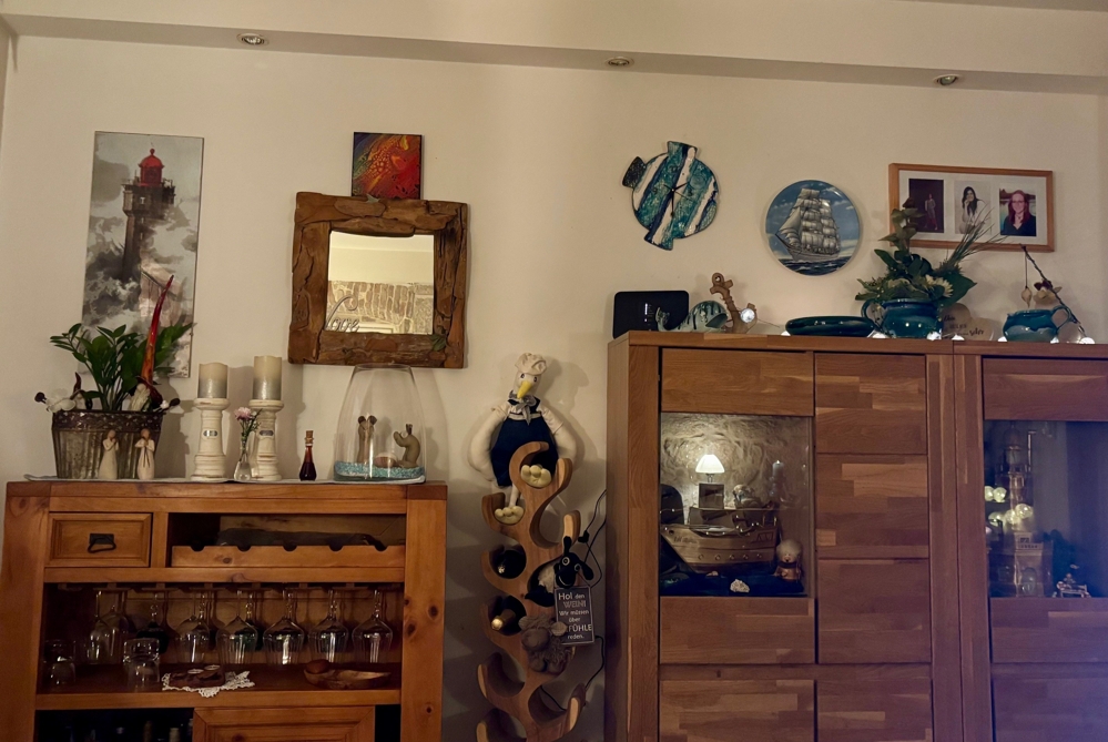 Living area with wooden furniture and wall decoration