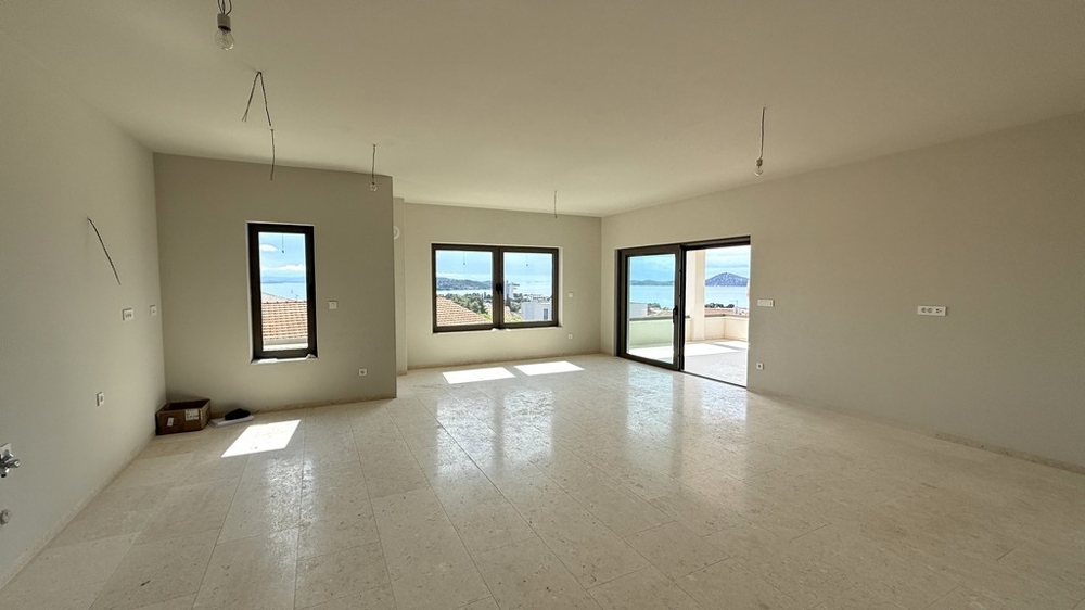 Bright living area with access to the terrace