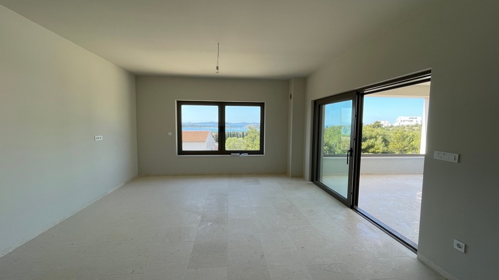 Living room with sliding doors to the terrace and lots of natural light