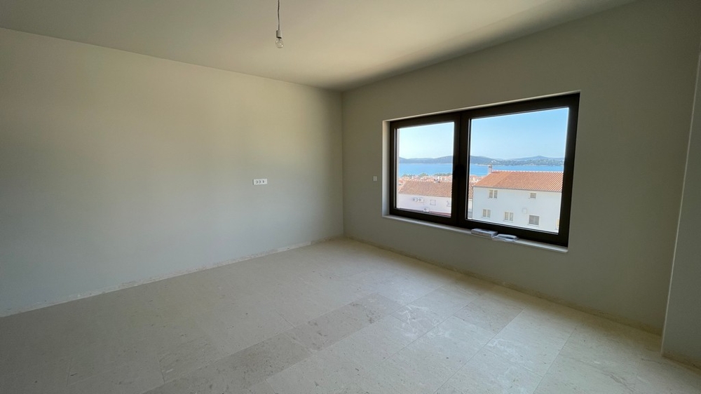 Bedroom with window and sea view