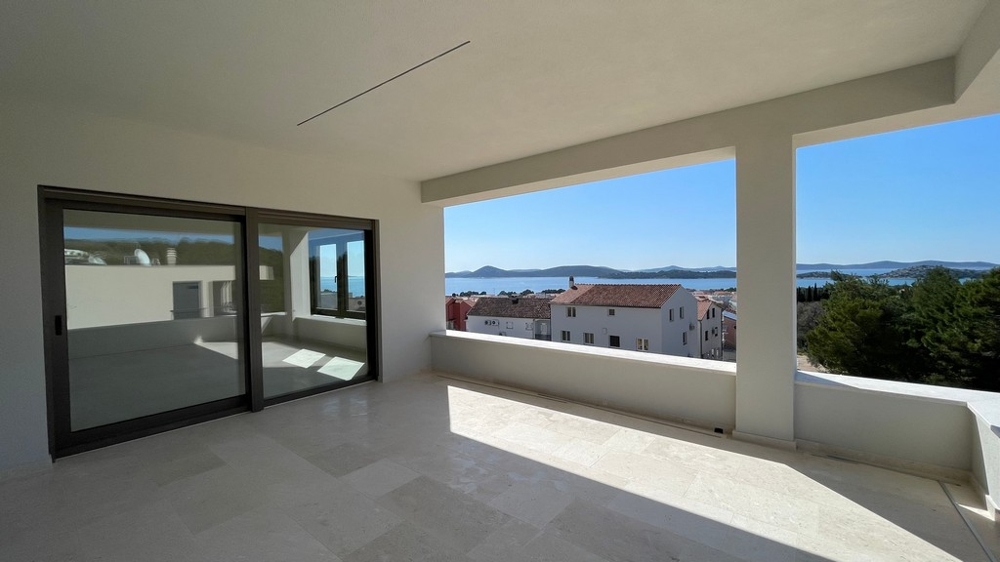 Terrace with open views of the sea and neighboring houses