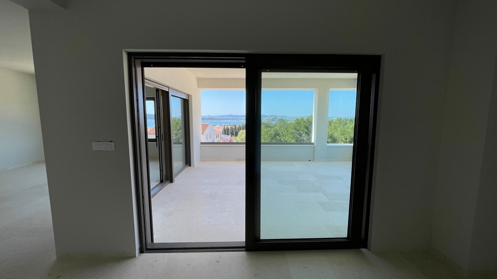 Living area with access to the covered terrace and sea views