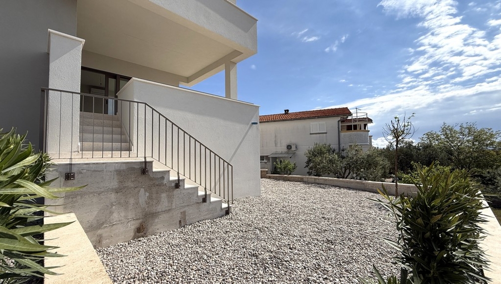 Access to the ground floor apartment with outdoor area and garden