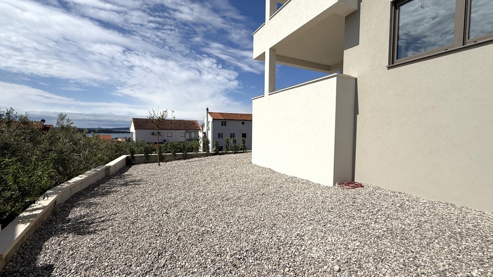 Large garden area of ​​the ground floor apartment