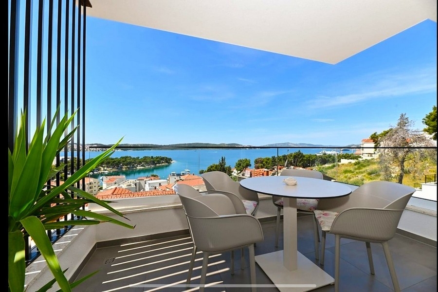 Roof terrace with sea views and seating area