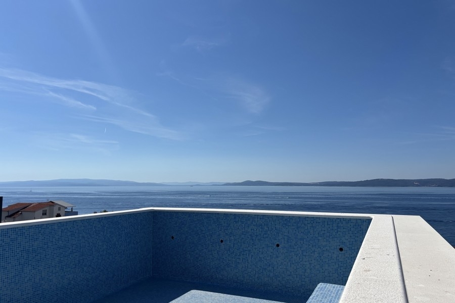 Pool on the roof terrace of apartment A3944 on Ciovo in Croatia.