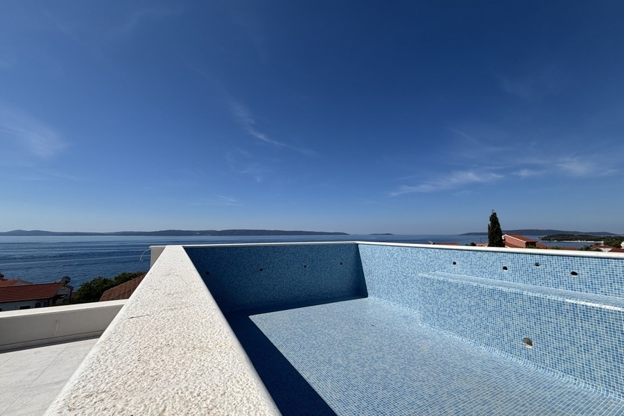Swimming pool and sea views - roof terrace of apartment A3944.
