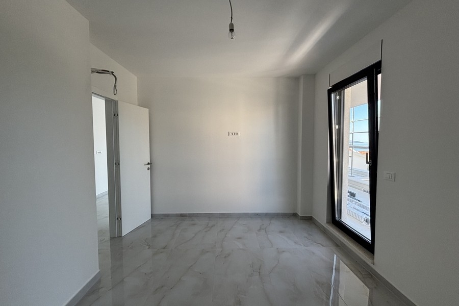 Bedroom with balcony access and sea view